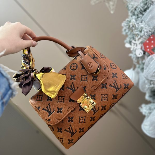 Louis madeleine bb bag size : 24*8*16 cm