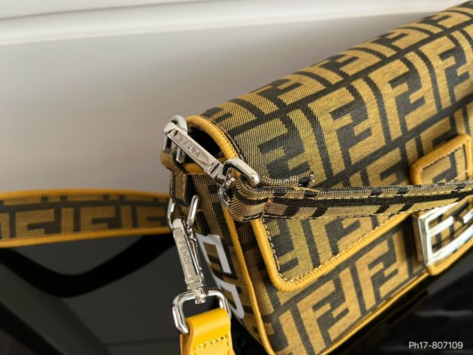 Fen new arrival bag size : 26 * 14.5  cm - Image 4