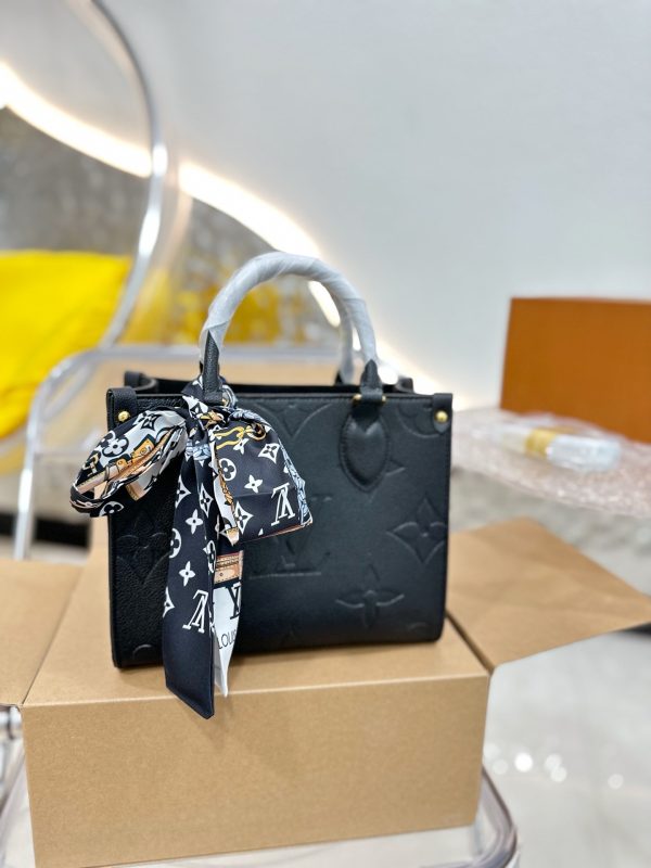 Louis  Ss21 Crafty onthego small bag size : 25 * 20cm (without silk belt )