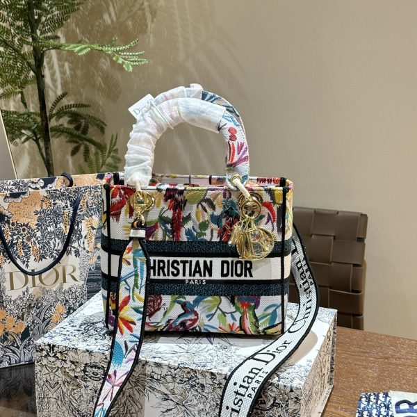 D lady bag size; 24 cm
