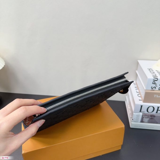 Louis Toiletry Pouch men and women bag size : 26*20 cm - Image 3