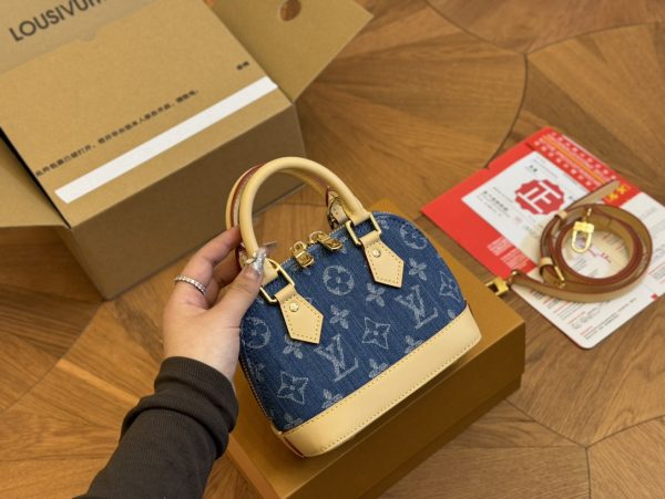 Louis Alma bb denim bag size :  20*14cm