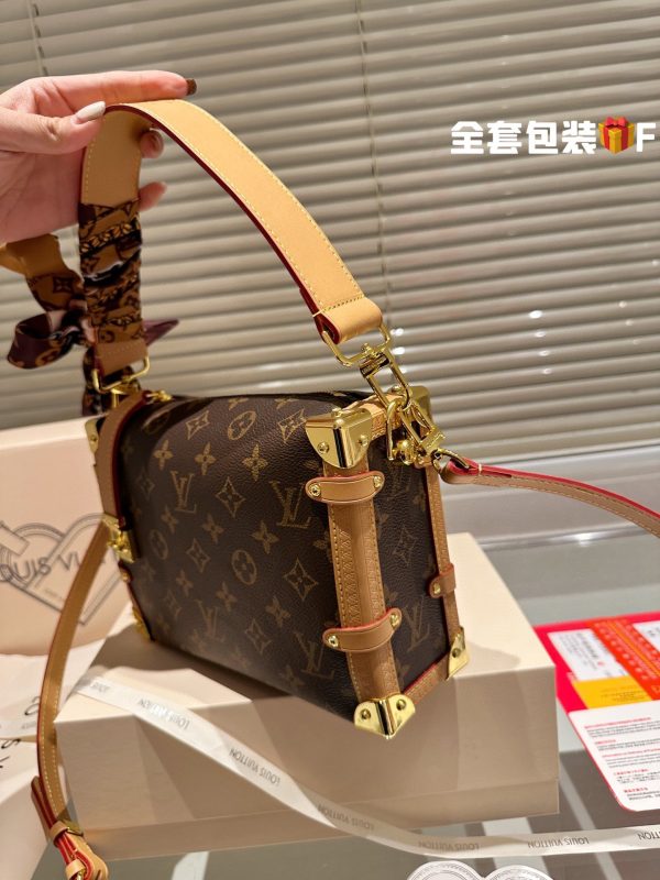 Louis new arriva Side trunk bag size : 23*16 cm
