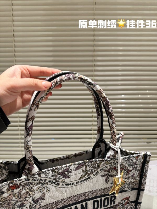 D book tote new arrival bag