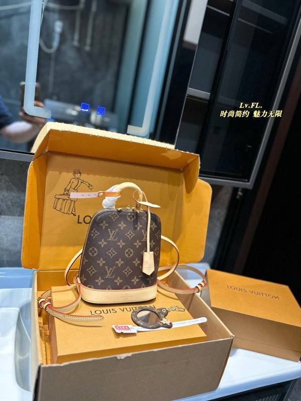 Louis Alma Retiro bag size: 15*20 cm