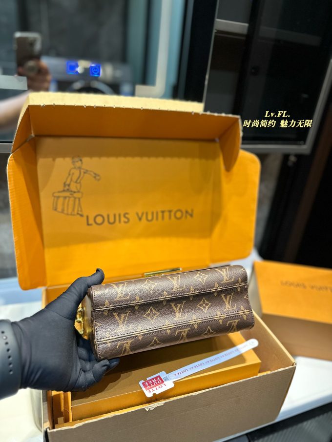 Louis Twist new arrival chain bag size: 23*10*15 cm - Image 3