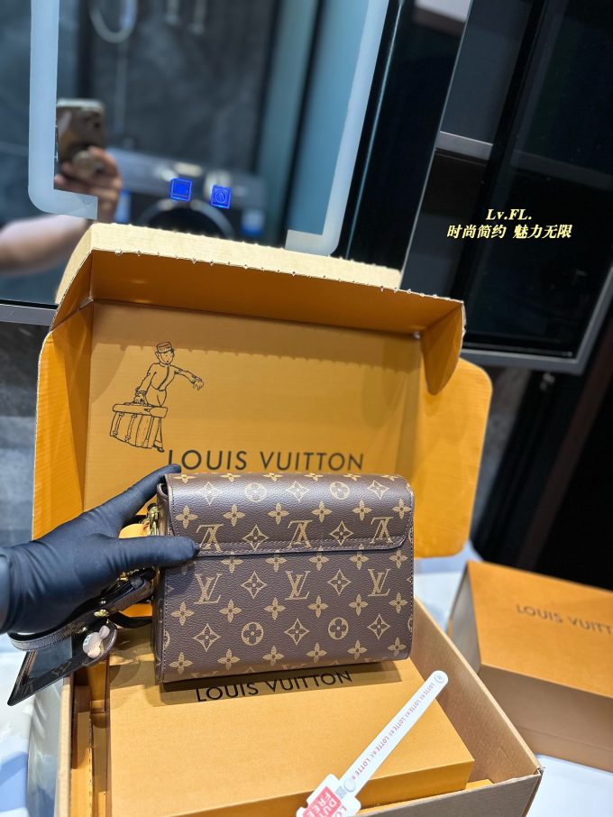 Louis Twist new arrival chain bag size: 23*10*15 cm - Image 9