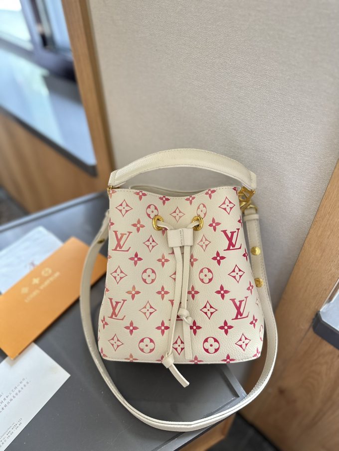 Louis new arrival NEONOE M44022 bag size: 20 cm