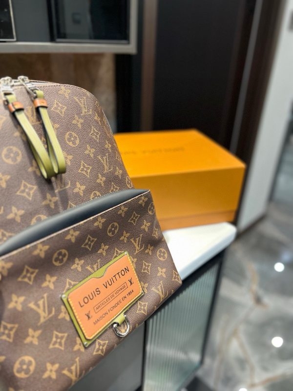 Louis new arrival backpack bag size: 28*37 cm