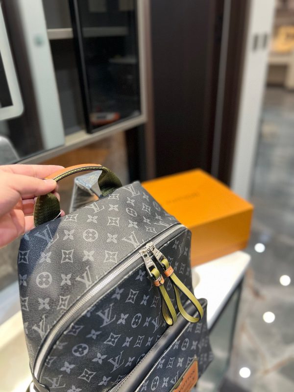 Louis new arrival backpack bag size: 28*37 cm