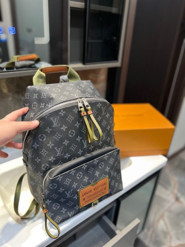 Louis new arrival backpack bag size: 28*37 cm