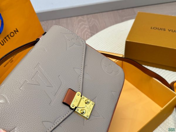 Louis 2024 new arrival Pochette bag size: 24 * 18 cm
