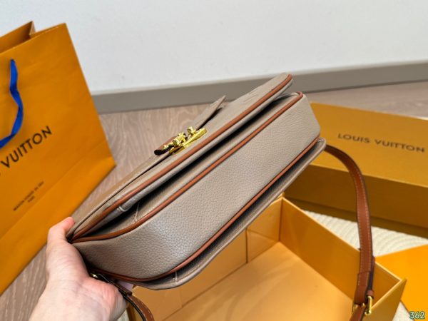 Louis 2024 new arrival Pochette bag size: 24 * 18 cm
