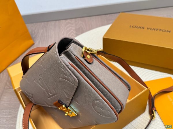 Louis 2024 new arrival Pochette bag size: 24 * 18 cm