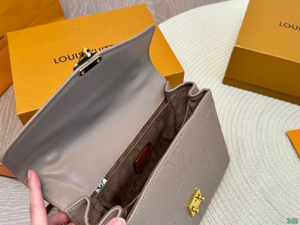 Louis 2024 new arrival Pochette bag size: 24 * 18 cm