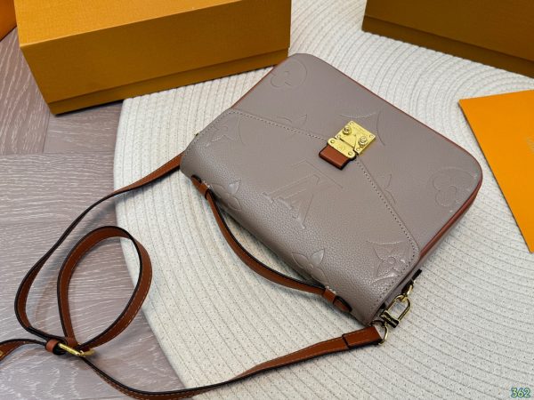 Louis 2024 new arrival Pochette bag size: 24 * 18 cm
