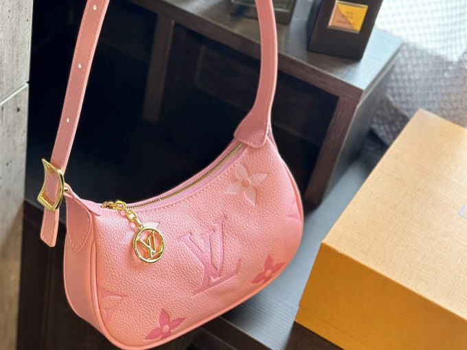 Louis new arrival hobo bag size: 21 * 11cm - Image 4
