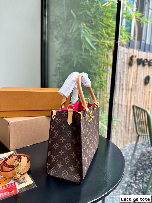 louis new arrival lock&go tote bag size: 25*20 cm