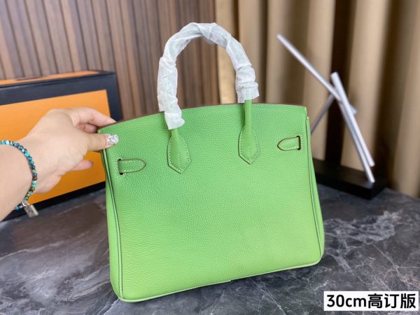 Her birkin new arrival bag green