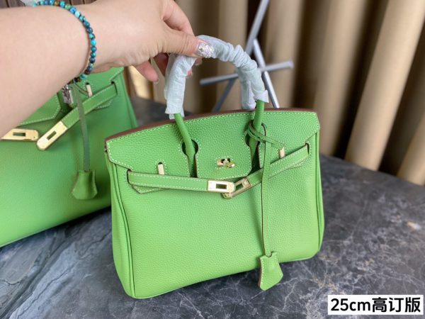 Her birkin new arrival bag green