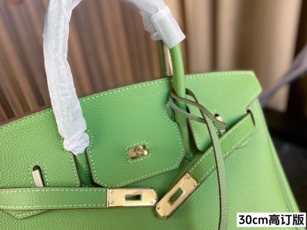 Her birkin new arrival bag green