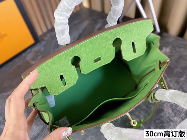 Her birkin new arrival bag green