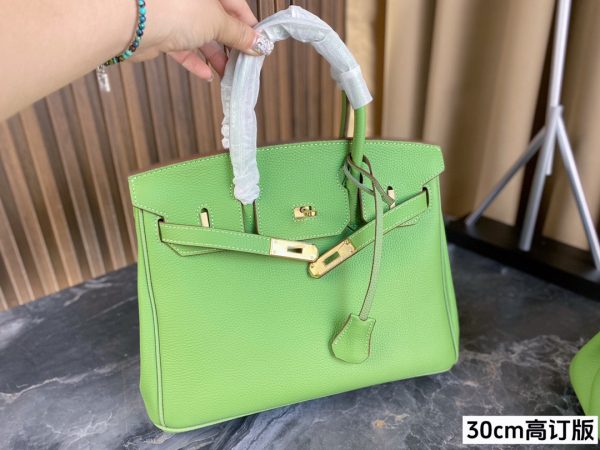 Her birkin new arrival bag green