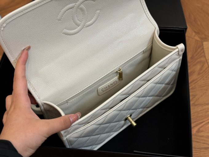 Cc new arrival 22k caviar leather size: 25*15cm - Image 4