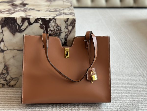 Ce new arrival 2025 tote bag size: 37*29 cm