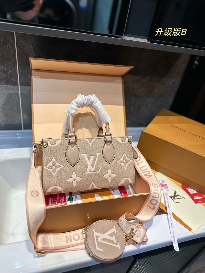 Louis new arrival Onthego East West bag size: 25.14cm - Image 3