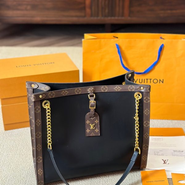 Louis new arrival I Low Key onthego bag size: 35 * 30cm