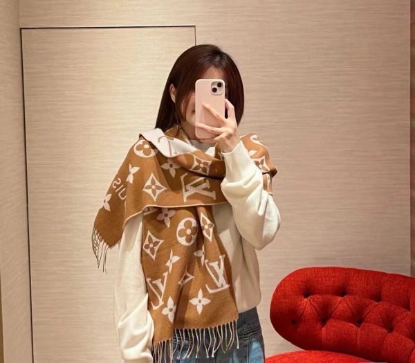 Louis Essential new arrival scarf size: 186*34 cm