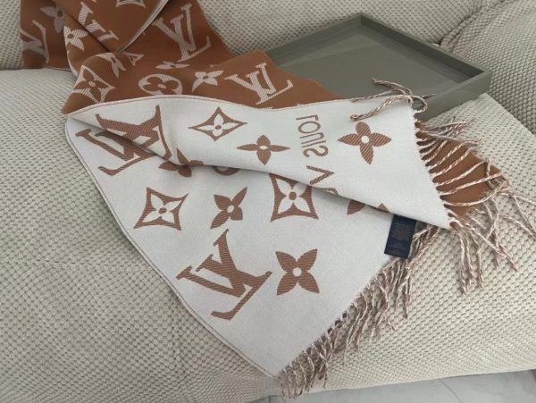 Louis Essential new arrival scarf size: 186*34 cm