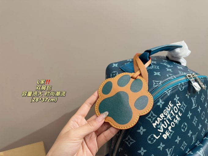Louis new arrival men backpack bag size;28* 37 cm - Image 4