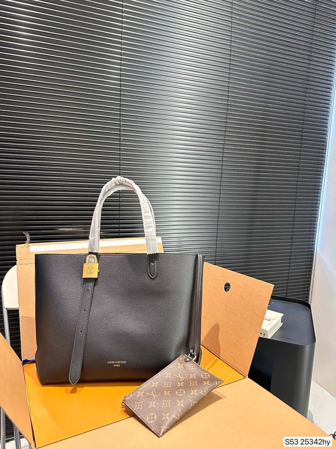 Louis new arrival lock hobo tote bag size；47 * 31 cm - Image 2