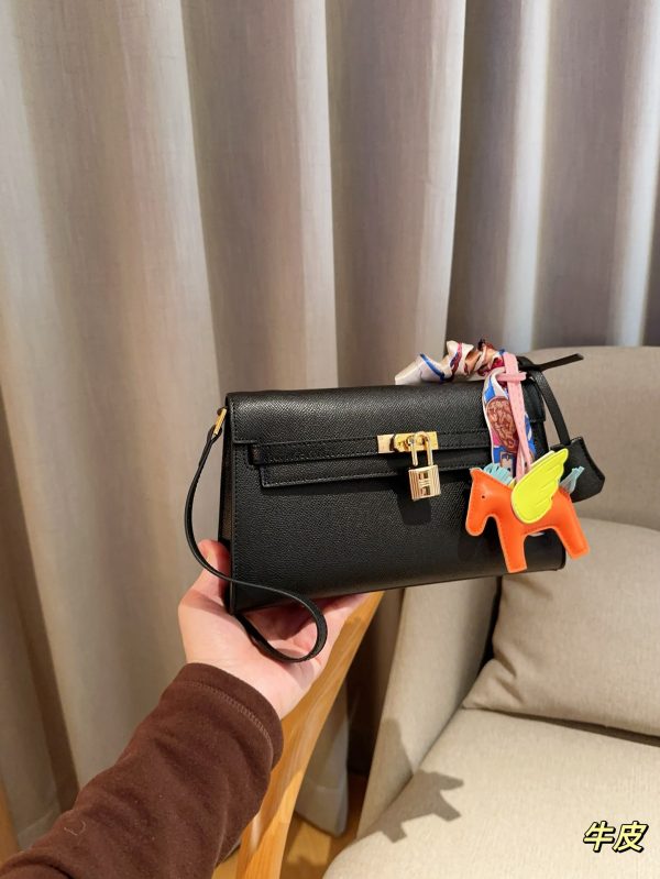 Her Kelly elan hobo bag size: 25*15*7 cm