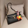 Her Kelly elan hobo bag size: 25*15*7 cm