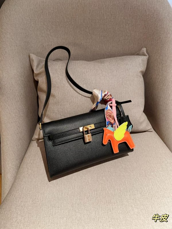 Her Kelly elan hobo bag size: 25*15*7 cm