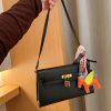 Her Kelly elan hobo bag size: 25*15*7 cm