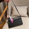 Her Kelly elan hobo bag size: 25*15*7 cm