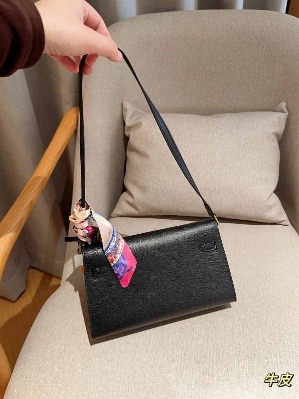 Her Kelly elan hobo bag size: 25*15*7 cm