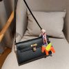 Her Kelly elan hobo bag size: 25*15*7 cm