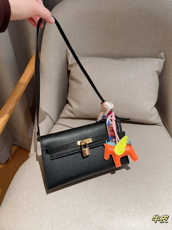 Her Kelly elan hobo bag size: 25*15*7 cm