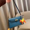Her Kelly elan hobo bag size: 25*15*7 cm