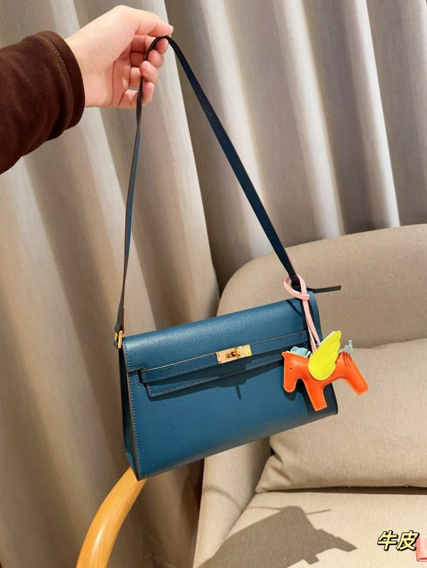 Her Kelly elan hobo bag size: 25*15*7 cm