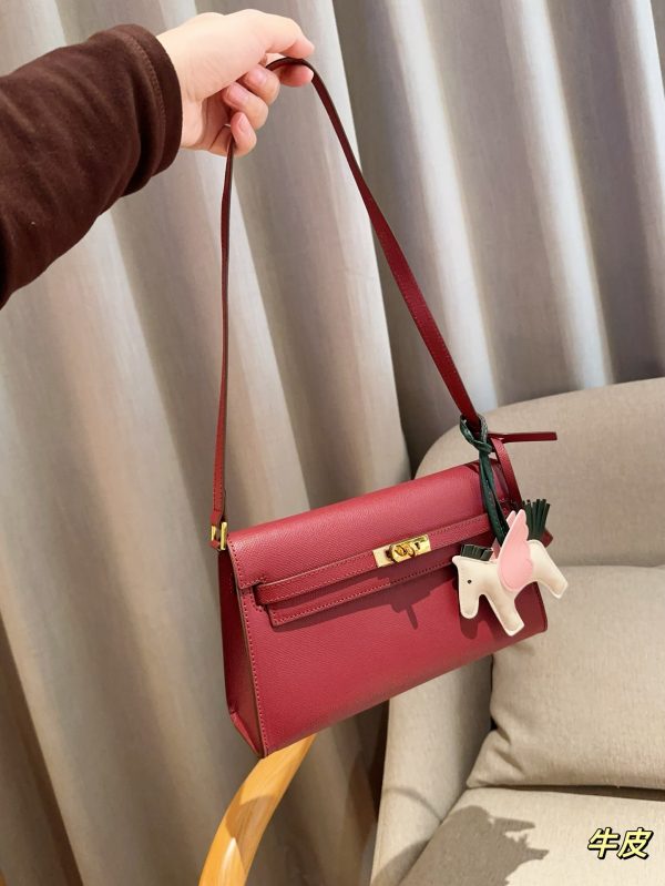 Her Kelly elan hobo bag size: 25*15*7 cm