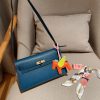 Her Kelly elan hobo bag size: 25*15*7 cm