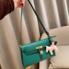 Her Kelly elan hobo bag size: 25*15*7 cm