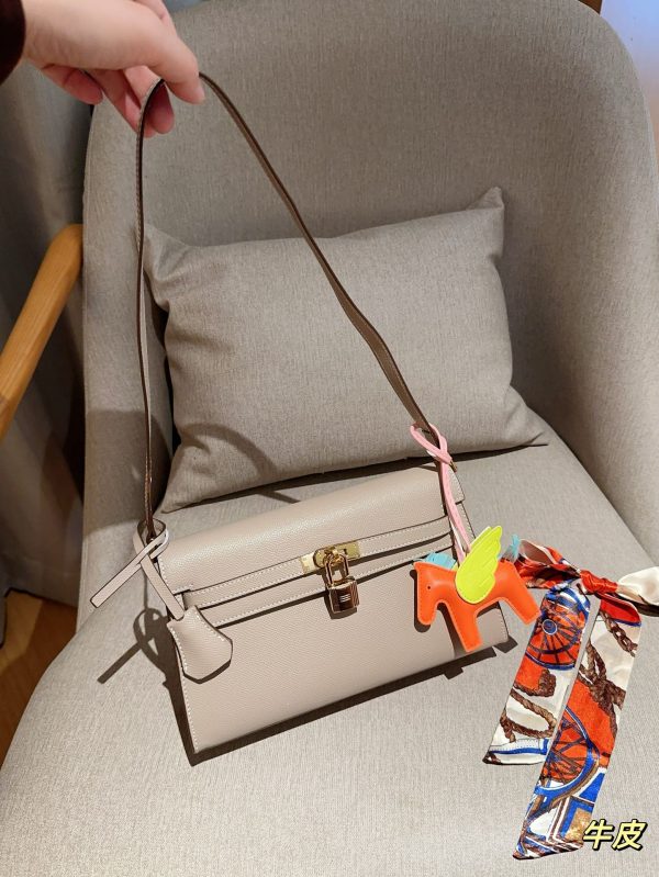 Her Kelly elan hobo bag size: 25*15*7 cm