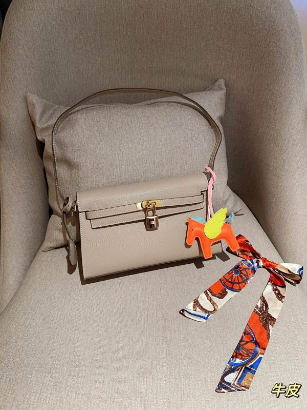 Her Kelly elan hobo bag size: 25*15*7 cm